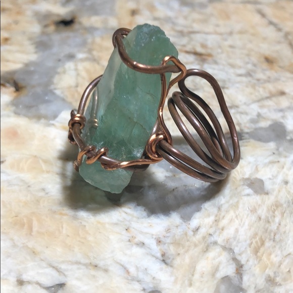 Handcrafted green stone caged wire ring - Picture 3 of 3